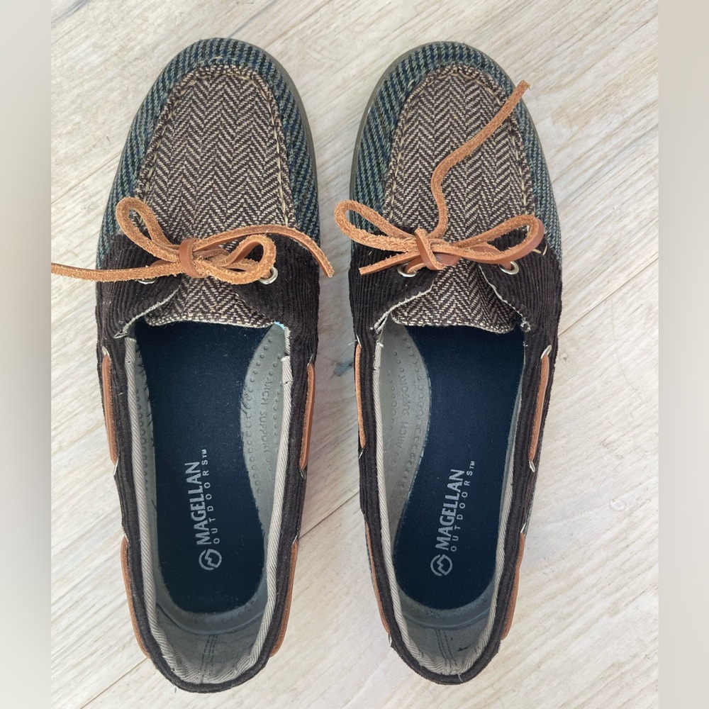 Magellan size 7 1/2 topsider shoes.
